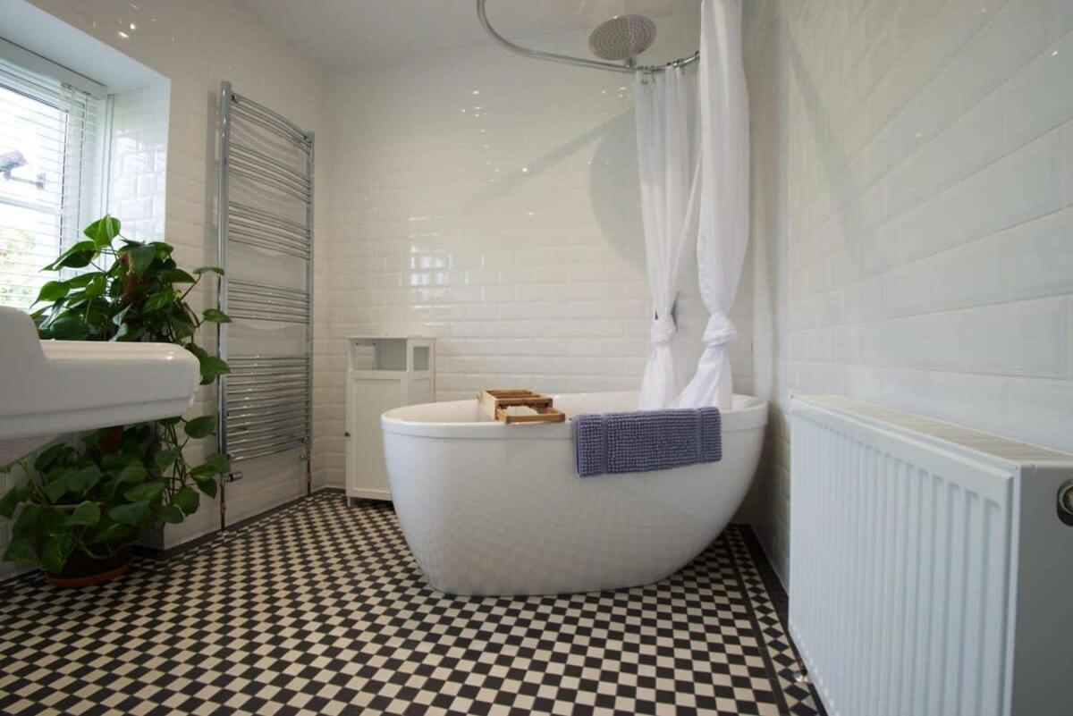 Spacious Town House With Swimming Pool Plymouth Bagian luar foto